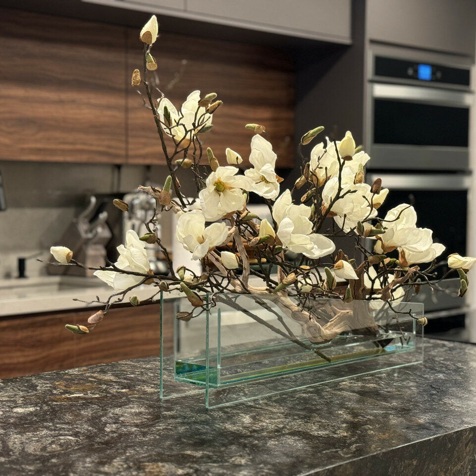 Jardinière en verre inclinée avec magnolias blancs