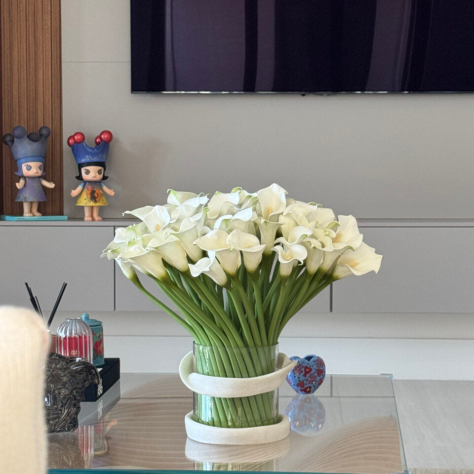 Arums dans un vase ouragan Vitra