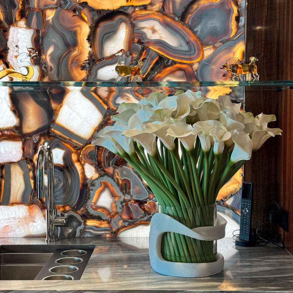 Arums dans un vase ouragan Vitra